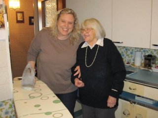 Romilda Punde fällt das Bügeln sehr schwer. Marion Pfaffenbach nimmt ihr stundenweise diese Arbeit ab. Kurzzeitige Haushalshilfe