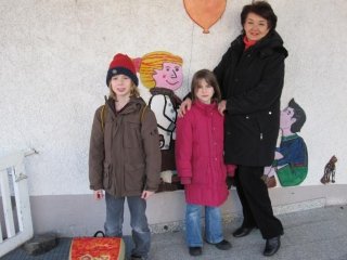 Normalerweise werden die Kinder von ihrer Mutter abgeholt. Wenn diese aus beruflichen Gründen verhindert ist, springt Linda ein. Kinderbetreuung